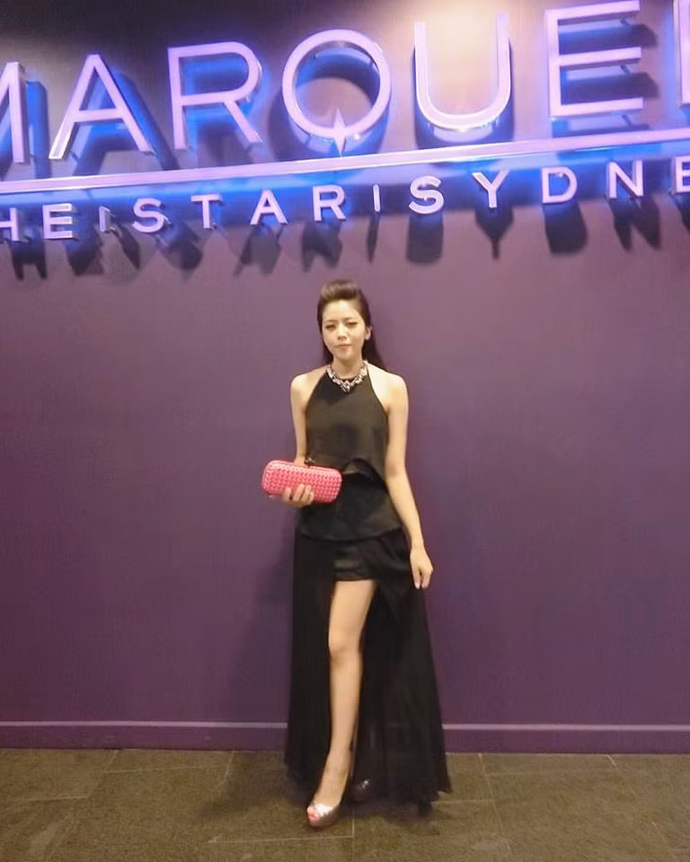 Cuộc sống ở nước ngoài của Thoại Liên hiện khiến bất kỳ ai cũng phải thèm muốn. Cuộc sống của cô hiện tại dường như chỉ xoay quanh những chuyến du lịch sang chảnh, những kỳ nghỉ, thư giãn ở nhiều nơi xa hoa… và những món đồ thời trang, hàng hiệu đắt tiền.