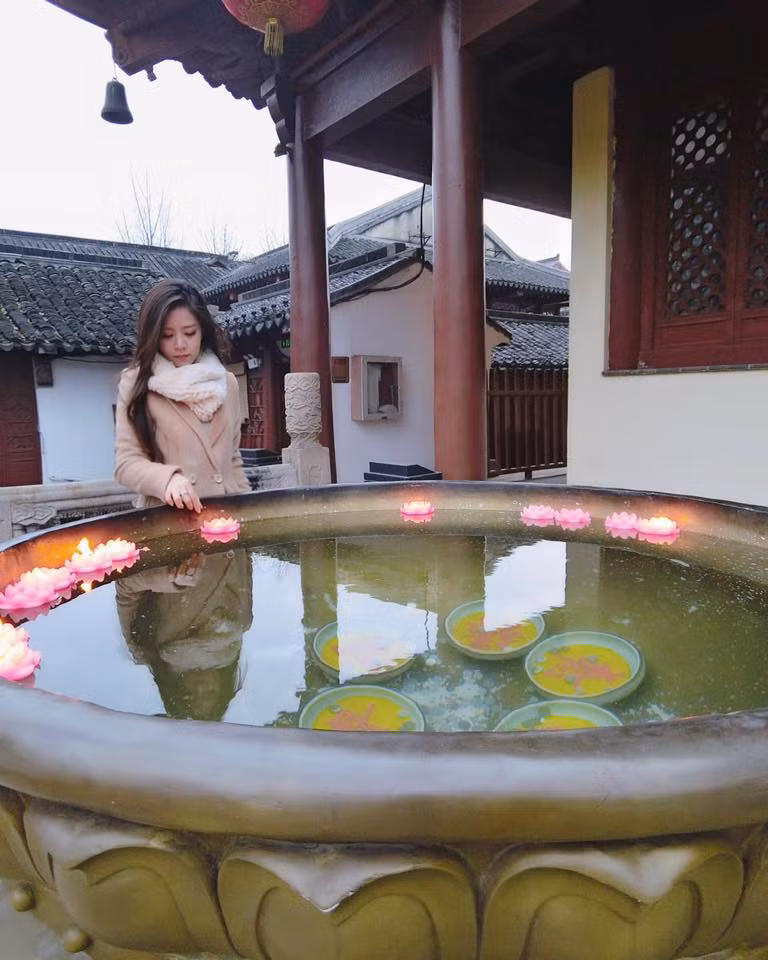 Ngoài ra, Thoại Liên còn thích khoe những khoảnh khắc tận hưởng nhiều bữa ăn ngon, món ăn lạ từ những nhà hàng sang trọng, đắt tiền… Xem qua những hình ảnh này, nhiều người có thể cho rằng Ông Thoại Liên là một cô gái dường như không phải lo nghĩ bất kỳ điều gì… chỉ việc vui sống và tận hưởng.