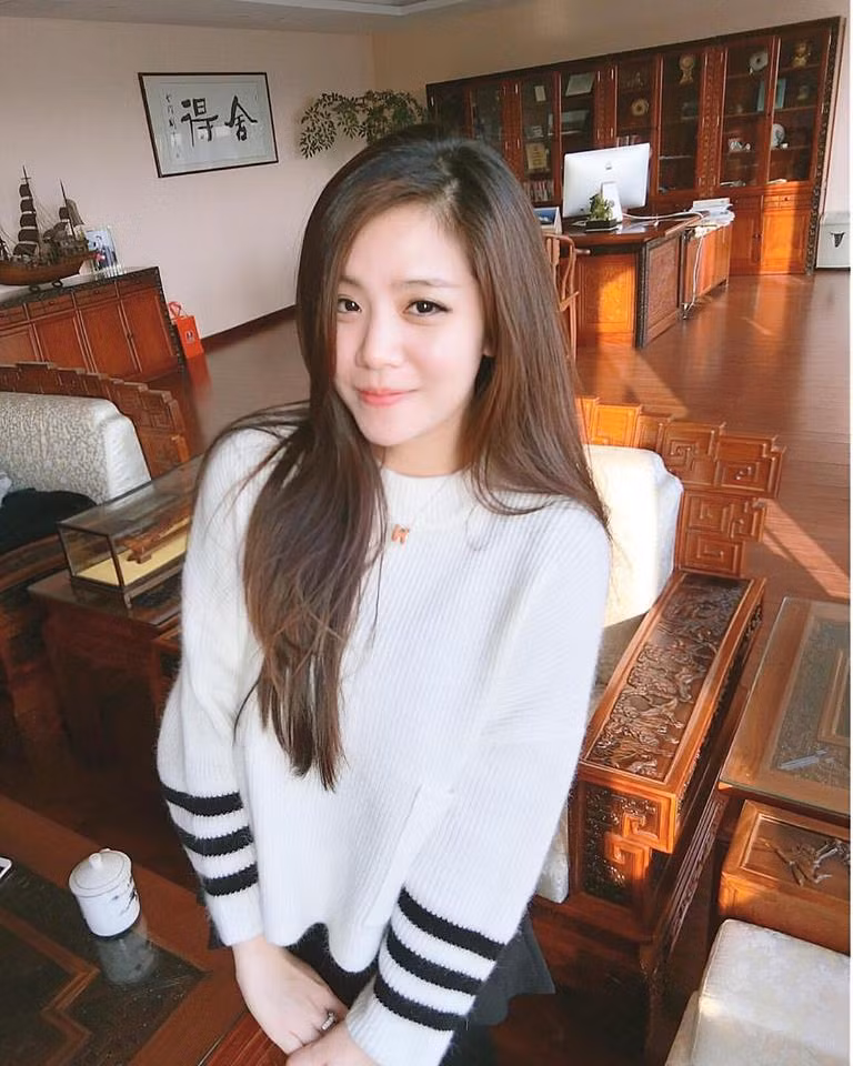 Mặc dù sống ở nước ngoài nhưng quan hệ của Thoại Liên với anh trai và bạn gái của anh mình là ca sĩ Đông Nhi cũng khá thân thiết. Xét về dung nhan và cuộc sống thì Ông Thoại Liên không hề thua kém bất cứ hot girl nào của showbiz Việt.