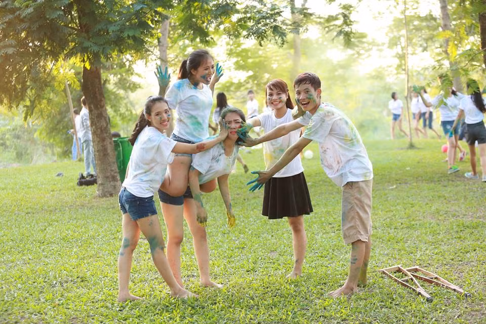 Chứng kiến hình ảnh Lệ Thu với một chiếc chân bên trái, cùng nụ cười toát lên sự tự tin, yêu đời, nhiều dân mạng đã rất xúc động. Một số thầy cô, người lớn tuổi cũng đã bình luận rằng hình ảnh của Lệ Thu đã cho họ thêm niềm tin, động lực trong cuộc sống để tin rằng dù có khó khăn nào thì với sự lạc quan, quyết tâm, con người ta cũng đều có thể vượt qua.