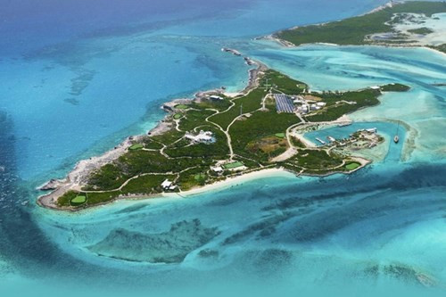 1. Đảo Over Yonder Cay, Bahamas Từ một khu đánh bắt cá hẻo lánh, hòn đảo Over Yonder Cay nay đã trở thành một trong những khu đảo nghỉ dưỡng thân thiện với thiên nhiên và sang trọng bậc nhất thế giới. Là đảo tách biệt, Over Yonder Cay sử dụng hai nguồn năng lượng chính là gió và mặt trời để sản xuất điện. Trên Over Yonder Cay có 4 biệt thự được thiết kế độc đáo. Mỗi căn đều có một bể sục nước nóng, một bể bơi tường kính với tổng 15 phòng ngủ. Chi phí thuê trong 1 tuần đã bao gồm dịch vụ massage, tham gia lớp học yoga, xem phim tại rạp, chơi golf trên sân 9 lỗ, lướt ván diều, lặn, dạo biển bằng thuyền buồm, thuyền đánh cá Merritt và nguyên một ngày đi siêu du thuyền Tenacious. Giá thuê theo trang Villas &amp; Apartments Abroad là 730.000 USD cho tối đa 28 người.