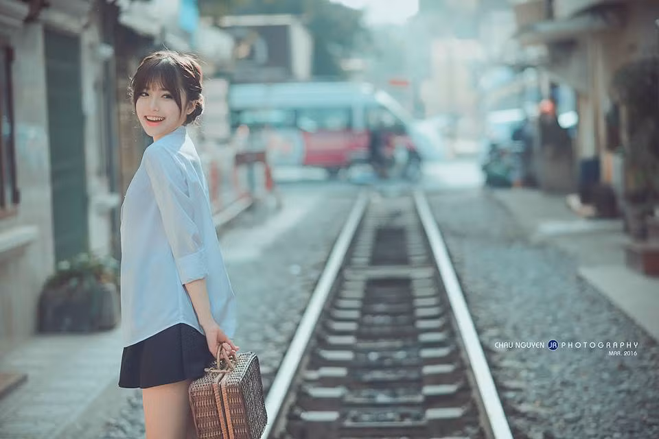 Nhờ lợi thế về ngoại hình cùng lối biểu cảm tự nhiên, Mai Trang nhận được rất nhiều lời mời cộng tác của các nhiếp ảnh gia. Trong bộ ảnh đợi tàu mới thực hiện, Mai Trang nhận được nhiều lời khen ngợi của giới phó nháy và những bình luận tích cực của fan hâm mộ. Ảnh: Chau Nguyen Jr.