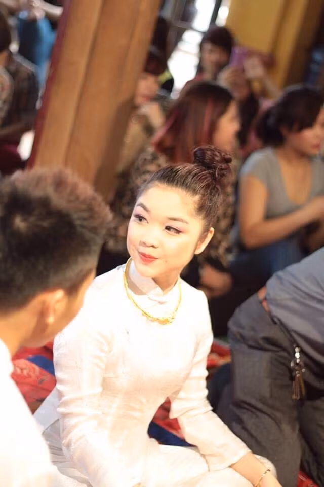 Ngô Mỹ Hoa, sinh năm 1995 từ lâu đã được biết đến là một cô đồng Bắc Ninh xinh đẹp, theo đuổi công việc thờ phụng tâm linh từ khi còn rất nhỏ tuổi. Là con gái vùng quê quan họ Bắc NInh, Mỹ Hoa đã quen với những lễ hội linh đình và những nghi lễ thờ phụng từ khi còn nhỏ… và như một cái duyên, cô đến với nghề hầu đồng và tìm thấy niềm đam mê trong đó. Ảnh dùng trong bài: Facebook nhân vật.