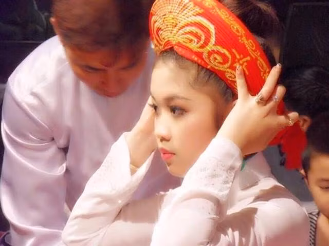 Cô đồng Bắc Ninh xinh đẹp từng chia sẻ, từ năm lên 6 tuổi do một vài lý do riêng của gia đình nên Mỹ Hoa được bố mẹ gửi vào điện thờ. Tại đây, cô gái trẻ được tiếp xúc với tục thờ tứ phủ, được làm quen với những công việc thờ phụng, tâm linh, sớm tiếp thu và cảm thấy hứng thú.