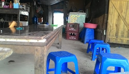 Được biết, gia cảnh của Hiếu từ đó đến nay luôn ở trong tình trạng khó khăn. Em trai kế sau của Hiếu đã phải nghỉ học để đi làm thợ xây, kiếm tiền phụ giúp gia đình, hiện gia đình chỉ còn người em út còn được đi học. Bố mẹ Hiếu cũng vất vả, đi theo những tốp công nhân xây dựng để làm nghề phục vụ, bán nước chè, kiếm ăn qua ngày. Chú thích ảnh: Quang cảnh trong ngôi nhà lán gỗ mà gia đình Hiếu đang sinh sống. Ảnh: Tiến Dũng.