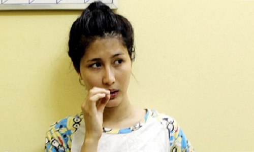 Đang từ một người rất nổi tiếng, được nhiều người yêu quý, nhưng bất ngờ hot girl chuyển giới Trâm Anh – tên thật là Nguyễn Văn Hiếu lại bất ngờ sa ngã. Cách đây 2 năm, “chàng trai trong ngoại hình của một cô gái” này dính líu đến một vụ mua bán, vận chuyển chất ma túy, bị bắt quả tang tại Hà Nội và phải nhận án phạt tù. Cũng kể từ đây, bộ mặt thật của hot girl chuyển giới Việt Nam nổi tiếng nhất thời điểm đó bị phơi bày và Hiếu trở thành nhân vật bị biết bao người chỉ trích. Ảnh: Zing.