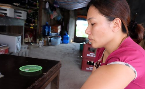 Nhờ tính cách này mà được biết Hiếu được khá nhiều người trong trại giam yêu quý. Sắp mãn hạn tù, Hiếu đang chờ đợi từng ngày để trở về đoàn tụ với gia đình và trên hết là có thể giúp đỡ người mẹ đang phải mưu sinh rất vất vả hàng ngày. Bố mẹ của Hiếu vốn trước đây là những người mê cờ bạc, từ ngày con bị bắt đã tu tỉnh, cố gắng làm ăn, trả số tiền nợ hàng trăm triệu. Ảnh: Tiến Dũng.