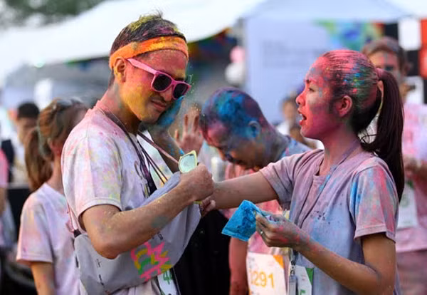 Thỉnh thoảng, Hà Tăng và chồng cũng dành ra chút thời gian đi làm từ thiện, giúp đỡ những hoàn cảnh khó khăn. Chưa biết chuyện tương lai thế nào, nhưng hiện tại người đẹp 8x thực sự có một cuộc sống viên mãn vạn người mơ.