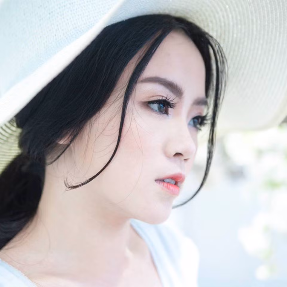 Từ 3 năm trước, người hâm mộ đã bắt đầu chú ý đến cô nữ sinh trẻ xuất sắc giành được danh hiệu Hoa khôi trường ĐH FPT. Với sở trường piano và múa ballet từ nhỏ, cộng thêm khả năng sử dụng thông thạo 6 ngoại ngữ: "Anh, Pháp, Tây Ban Nha, Trung Quốc, Nga, Bulgaria", diện mạo xinh đẹp, cách ứng xử khôn khéo của Minh Thu đã hạ gục trái tim của Ban giám khảo và người hâm mộ trong cuộc thi.