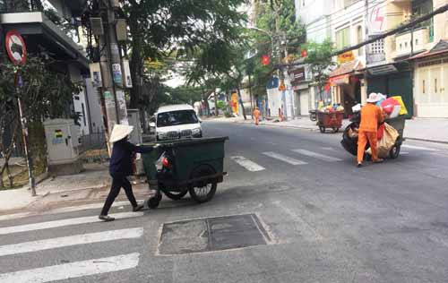 Chiếc xe đã đầy rác nhưng chị Phượng đẩy đi rất nhẹ nhàng bởi trong lòng chị tràn ngập tin yêu ...