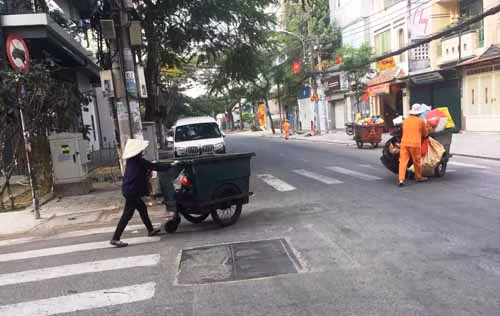 Chiếc xe đã đầy rác nhưng chị Phượng đẩy đi rất nhẹ nhàng bởi trong lòng chị tràn ngập tin yêu ...