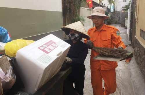 Ngày tết, đứa con trai lớn luôn phụ mẹ.