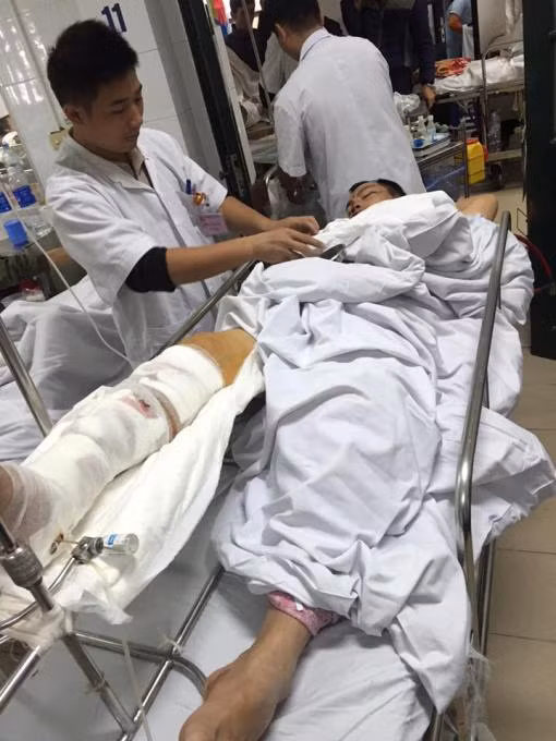 Tài xế xe khách húc vào xe tải trên cao tốc Pháp Vân - Cầu Giẽ đêm qua 7/12 Trần Đình Sơn đang được các Bác sỹ Bệnh viện Hữu nghị Việt Đức thăm khám.