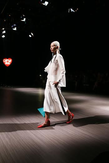 Không tập trung vào họa tiết hay chiêu trò, show diễn của Anna Võ là nơi thời trang, nghệ thuật lên ngôi. 20 thiết kế ứng dụng trên nền tông màu xanh lá cây, hồng, đen, trắng được Anna Võ lần lượt trình làng đã khái quát hóa nên hình ảnh của những nàng thị thành hiện đại: ngọt ngào mà sắc sảo, trẻ trung nhưng sang trọng vượt thời gian.