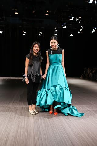 Nữ thiết kế Việt tốt nghiệp đại học Oxford chiếm lĩnh đêm mở màn của Vietnam Designer Fashion Week 2015. NTK Anna Võ có một gia thế khá lừng lẫy, cô là ái nữ của Thúy Nga Design, nhà thiết kế ẩn thân vốn là gương mặt quen thuộc của doanh nhân và chính khách Việt hơn 20 năm qua.