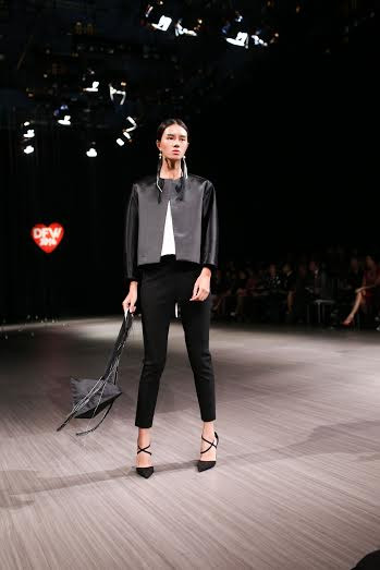 Thoạt tiên, "Candid Chic" gây ấn tượng mạnh với các chi tiết xếp phồng, bèo nhún cùng những đường nét cắt cúp mang đậm dấu ấn kiến trúc tân cổ điển “rất Anna Võ”.