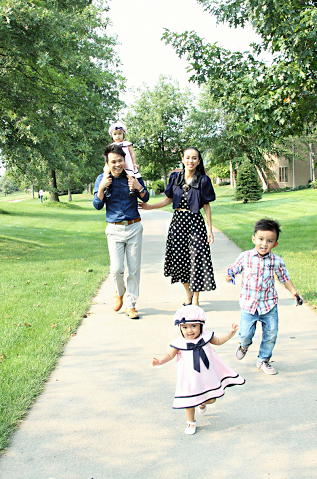 Được đánh giá là nghệ sĩ đa tài khi ngoài hoạt động nghệ thuật, Huyền Ny còn là Tiến sĩ chuyên ngành dược tại tiểu bang Nebraska (Mỹ). Bên cạnh đó, nữ MC 8X còn là hình tượng về một người mẹ chu đáo, người vợ đảm đang và tháo vát.