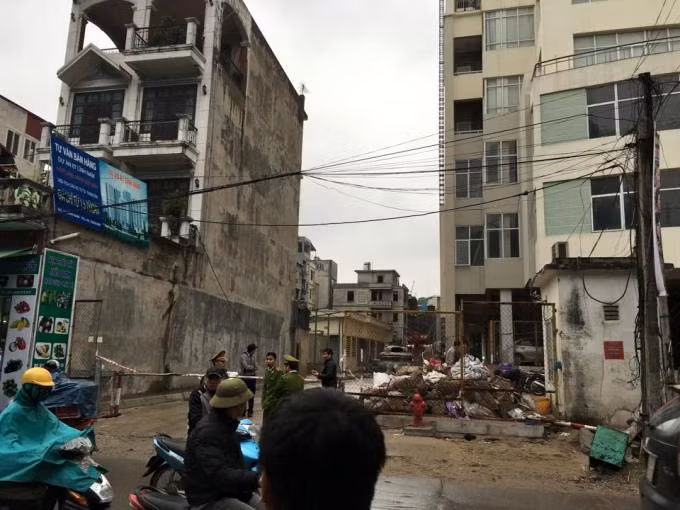 Hà Nội: Sập thang cẩu chung cư Lilama, 3 người thương vong - Hình 4 Ha Noi: Sap thang cau chung cu Lilama, 3 nguoi thuong vong-Hinh-4