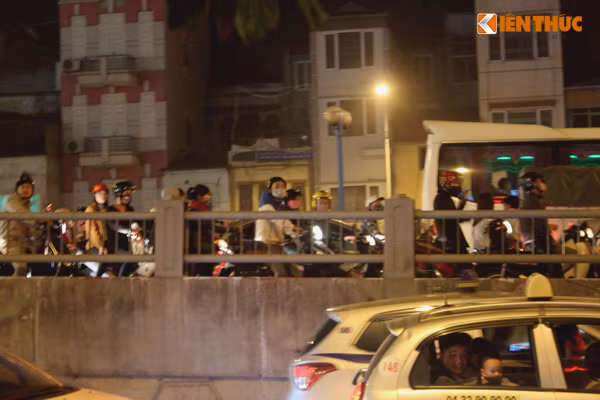 Vào thời điểm 19h, theo ghi nhận của PV Kiến Thức, tại tuyến đường Minh Khai (quận Hai Bà Trưng, Hà Nội), hàng nghìn người bắt đầu đổ dồn từ hướng cầu Vĩnh Tuy về khu đô thị Times City để vui chơi Noel rất đông, khiến cả trên cầu lẫn hướng di chuyển phía dưới đều ùn tắc. Ảnh: Vũ Bằng.