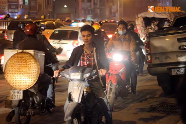 Do đoạn đường bị ùn tắc nên nhiều người tìm cách di chuyển ngược phương tiện để tìm lối thoát. Ảnh: Vũ Bằng.