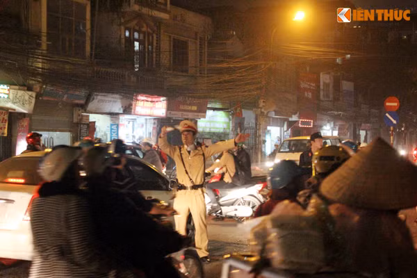 Lực lượng CSGT số 4, Công an TP. Hà Nội đang căng mình điều tiết giao thông. Ảnh: Vũ Bằng.