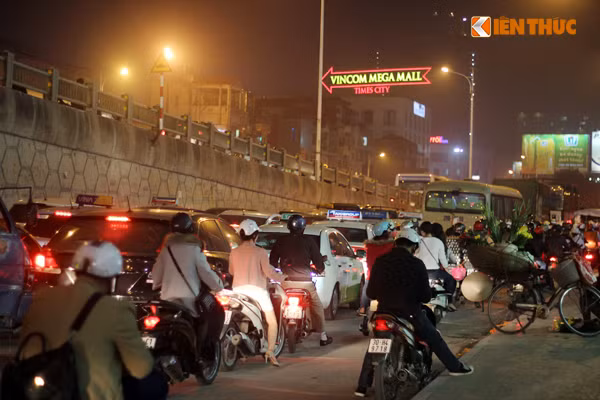 Do số lượng lớn người đổ ra đường tìm đến các khu vui chơi, nhà thờ lớn để tận hưởng không khí Giáng sinh khiến các tuyến đường ùn tắc nghiêm trọng. Ảnh: Vũ Bằng.