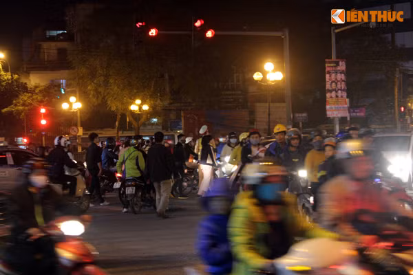 Giao thông phía cầu Mai Động di chuyển về khu đô thị Times City cũng đông đúc, trở nên hỗn loạn. Ảnh: Vũ Bằng.