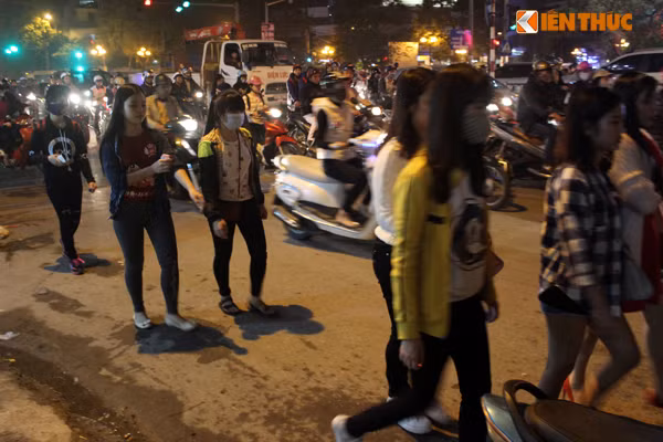 19h15, lượng người đổ về khu đô thị Times City mỗi lúc một đông hơn. Ảnh: Vũ Bằng.