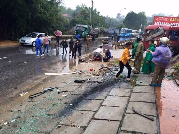 Xe khach, xe tai va cham phi sap gara, 7 nguoi nguy kich-Hinh-2