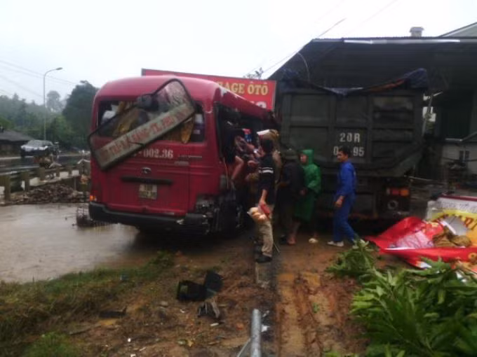 Xe khach, xe tai va cham phi sap gara, 7 nguoi nguy kich