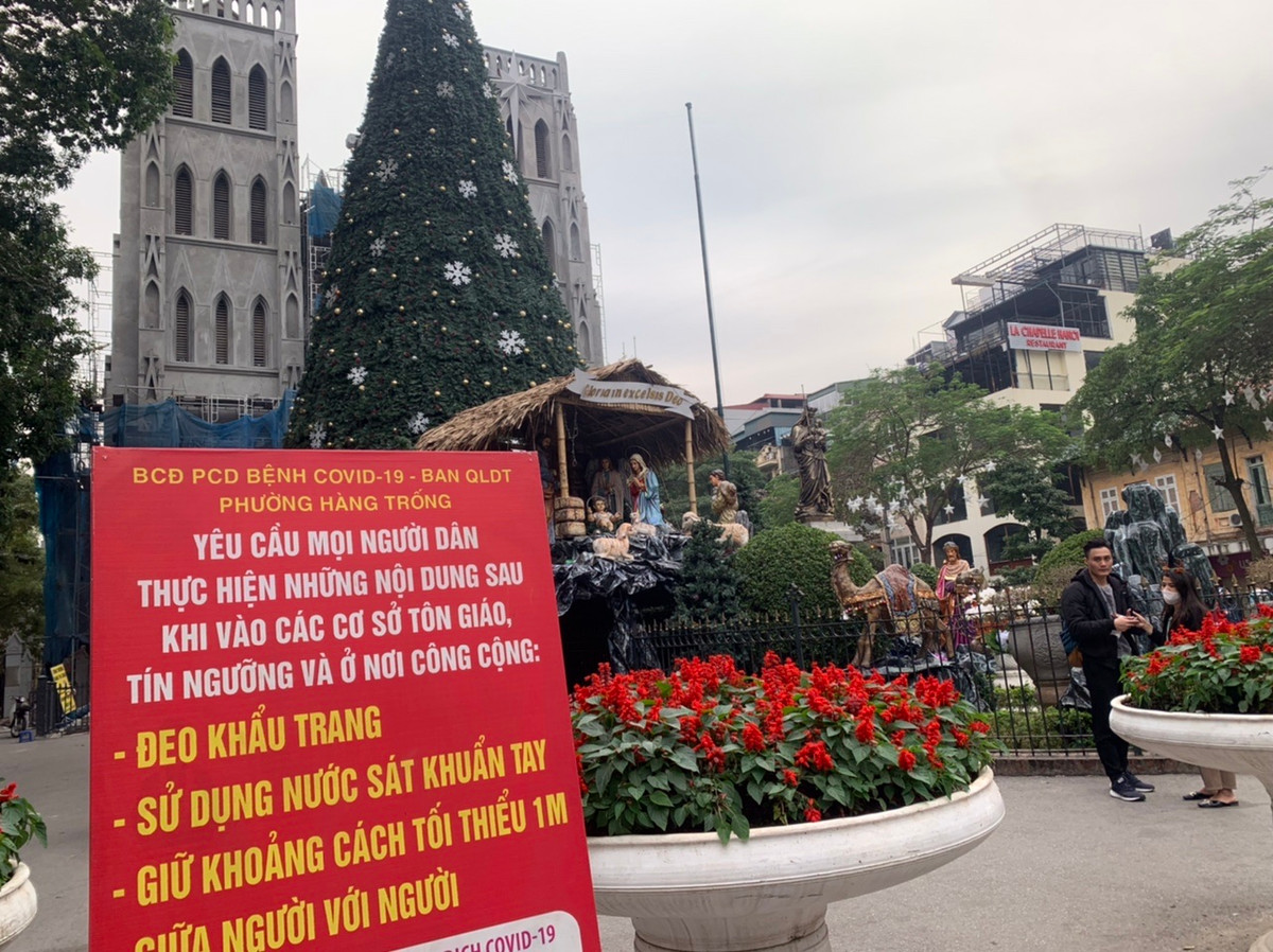 Theo ghi nhận của PV báo Tri thức và Cuộc sống, khi vắng mặt lực lượng chức năng, nhiều người dân lại dừng xe vào chụp ảnh trước sảnh Nhà thờ Lớn thậm chí không đeo khẩu trang nơi công cộng.