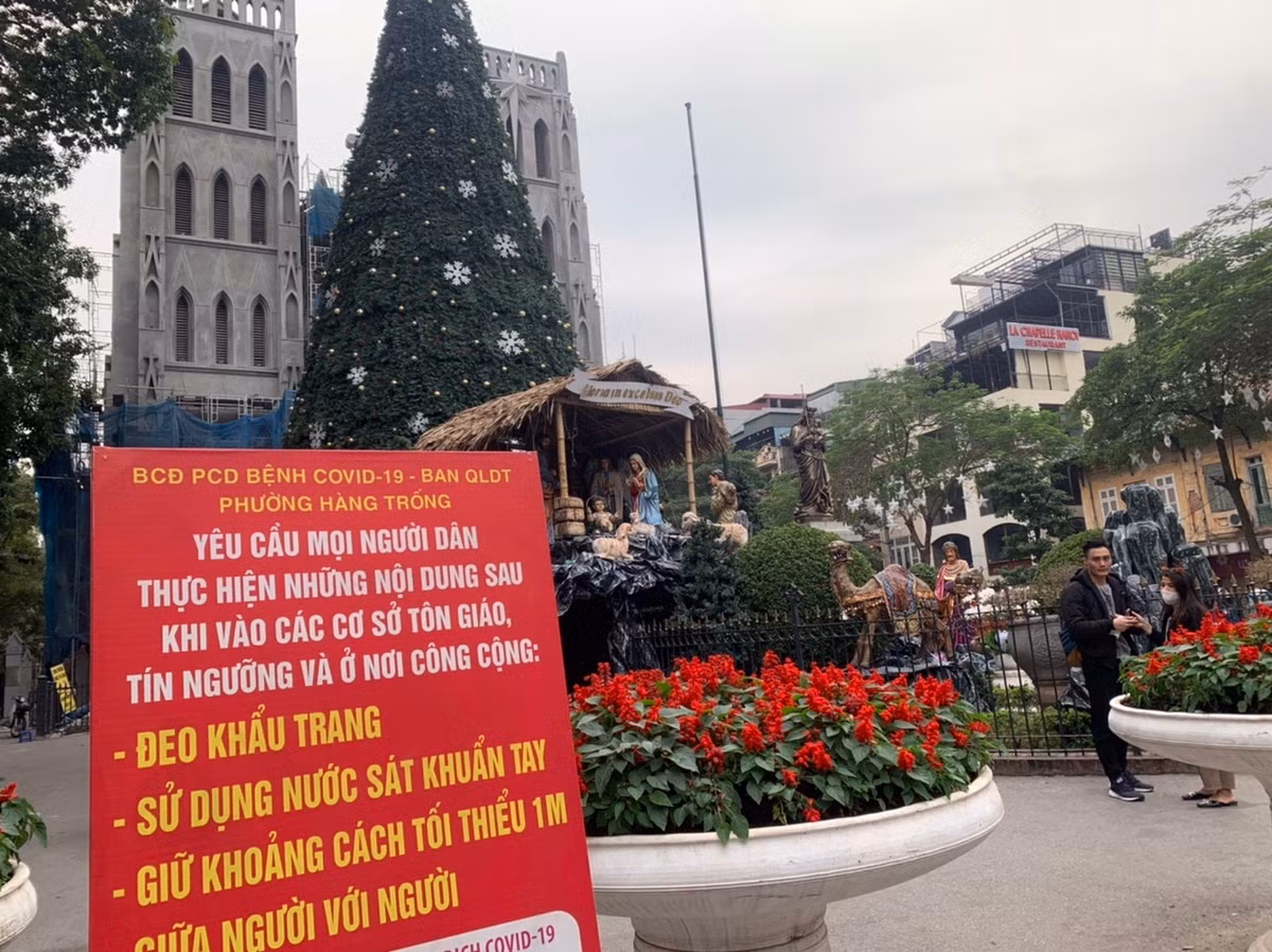 Theo ghi nhận của PV báo Tri thức và Cuộc sống, khi vắng mặt lực lượng chức năng, nhiều người dân lại dừng xe vào chụp ảnh trước sảnh Nhà thờ Lớn thậm chí không đeo khẩu trang nơi công cộng.