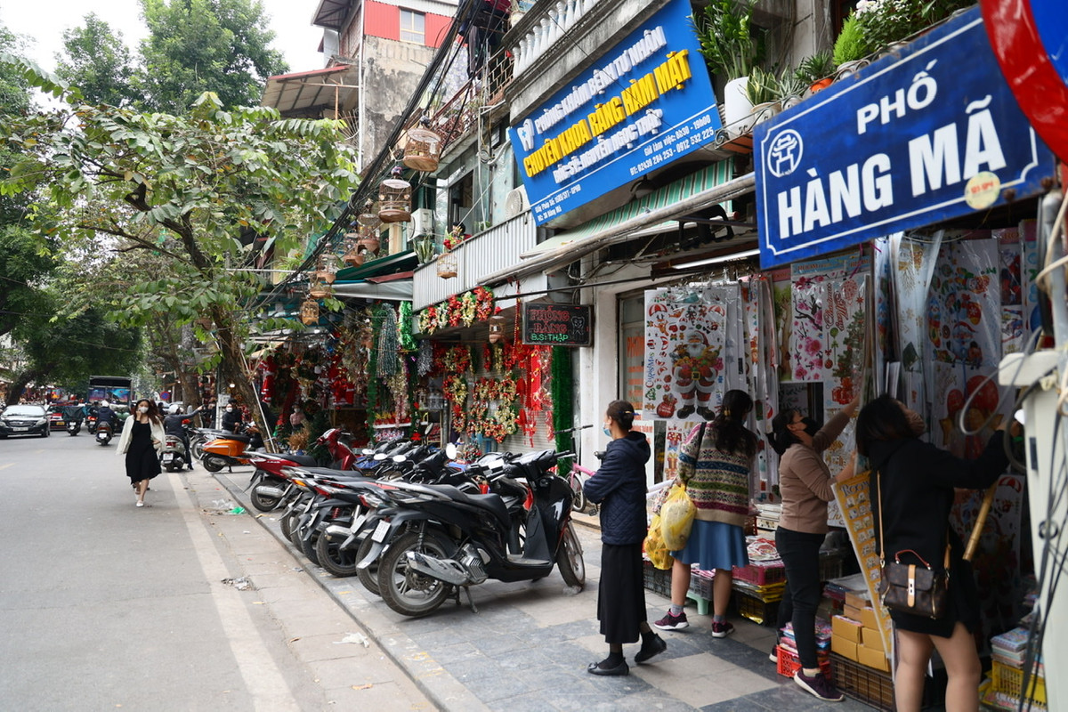 Khách đến mua hàng phải thực hiện nghiêm việc quét mã QR.