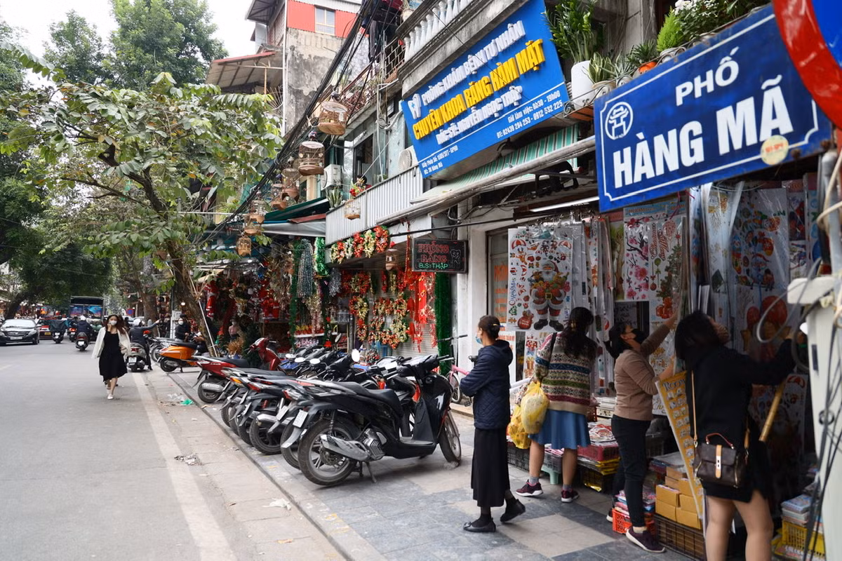 Khách đến mua hàng phải thực hiện nghiêm việc quét mã QR.