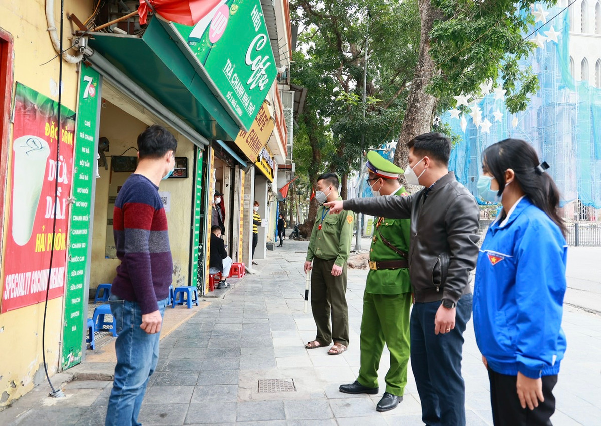 Các hàng quán xung quanh Nhà thờ Lớn cũng được yêu cầu hạn chế đón khách, không để khách ngồi tràn ra vỉa hè.