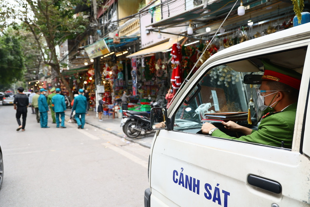 Một địa điểm check-in nổi tiếng khác của giới trẻ Hà Nội là phố Hàng Mã cũng thường xuyên có lực lượng chức năng tuần tra nhắc nhở.
