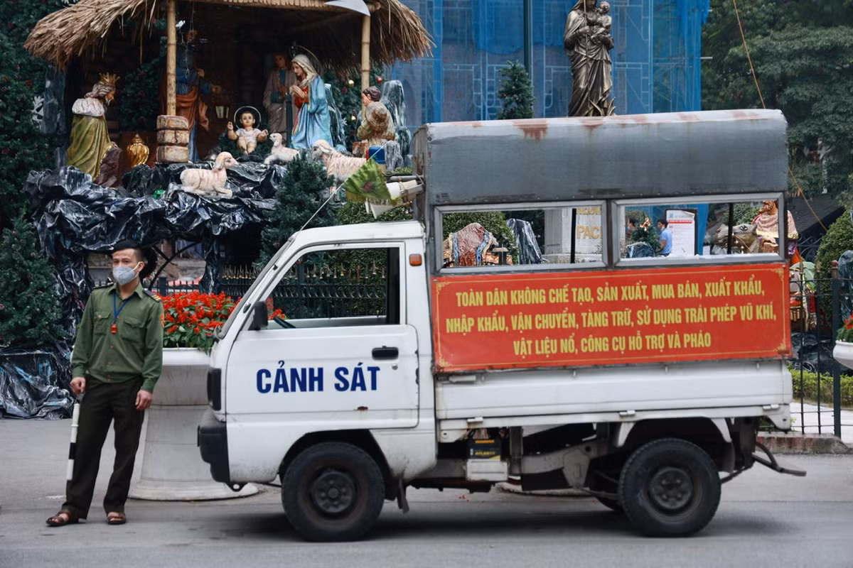 “Vung loi” Ha Noi siet chat phong dich, gioi tre ngam ngui nhin diem check-in Noel bi han che