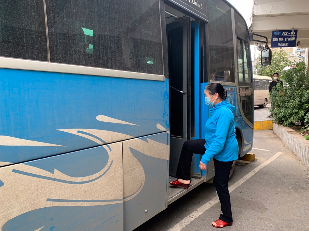 Anh Thanh Hải (lái xe tuyến Hà Nội - Ninh Bình) cho biết đến giờ rời bến xe sẽ phải chạy mà không cần biết trên xe có bao nhiêu khách. Việc chạy xe hiện nay đang phải bù lỗ.