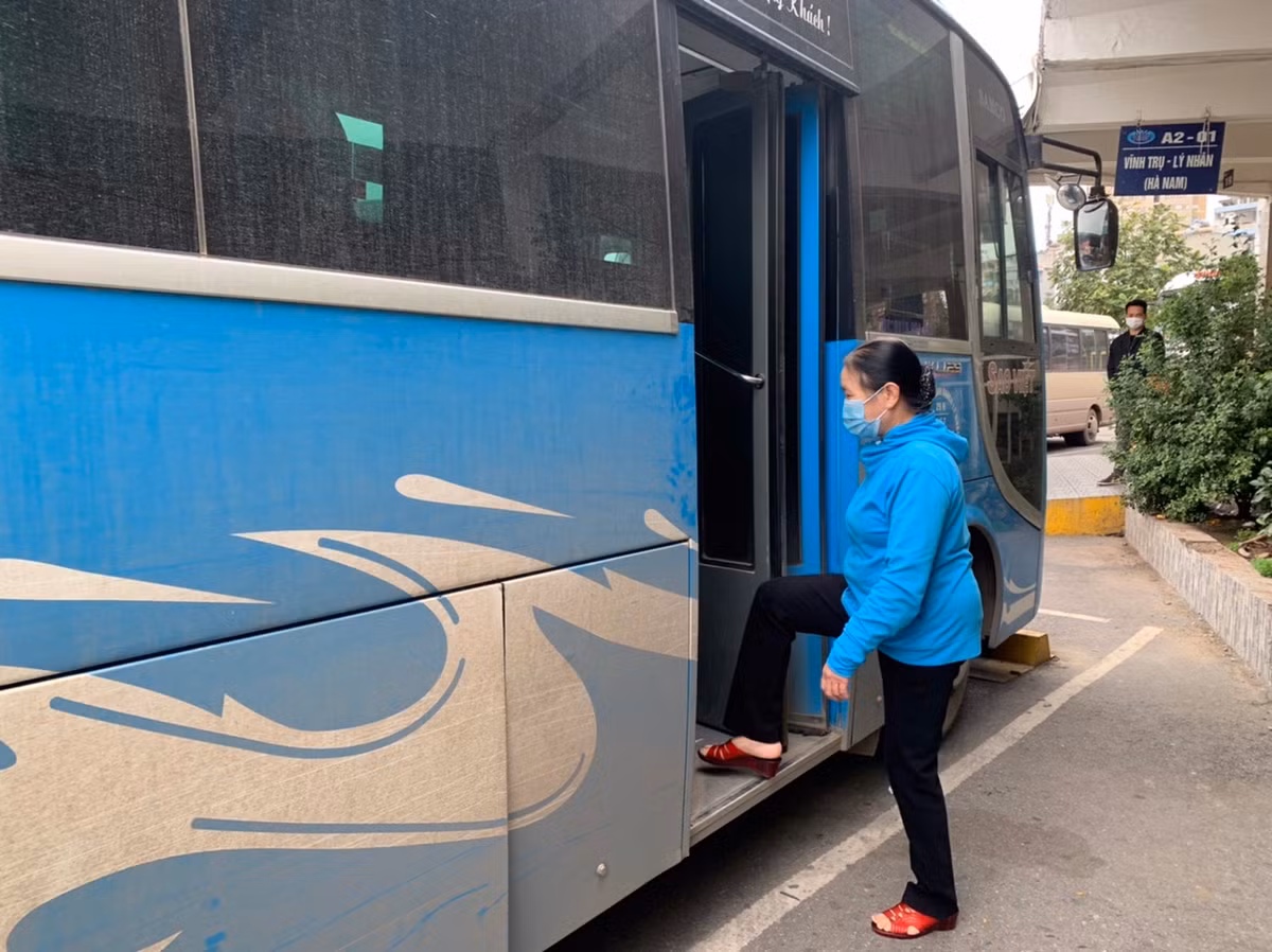 Anh Thanh Hải (lái xe tuyến Hà Nội - Ninh Bình) cho biết đến giờ rời bến xe sẽ phải chạy mà không cần biết trên xe có bao nhiêu khách. Việc chạy xe hiện nay đang phải bù lỗ.