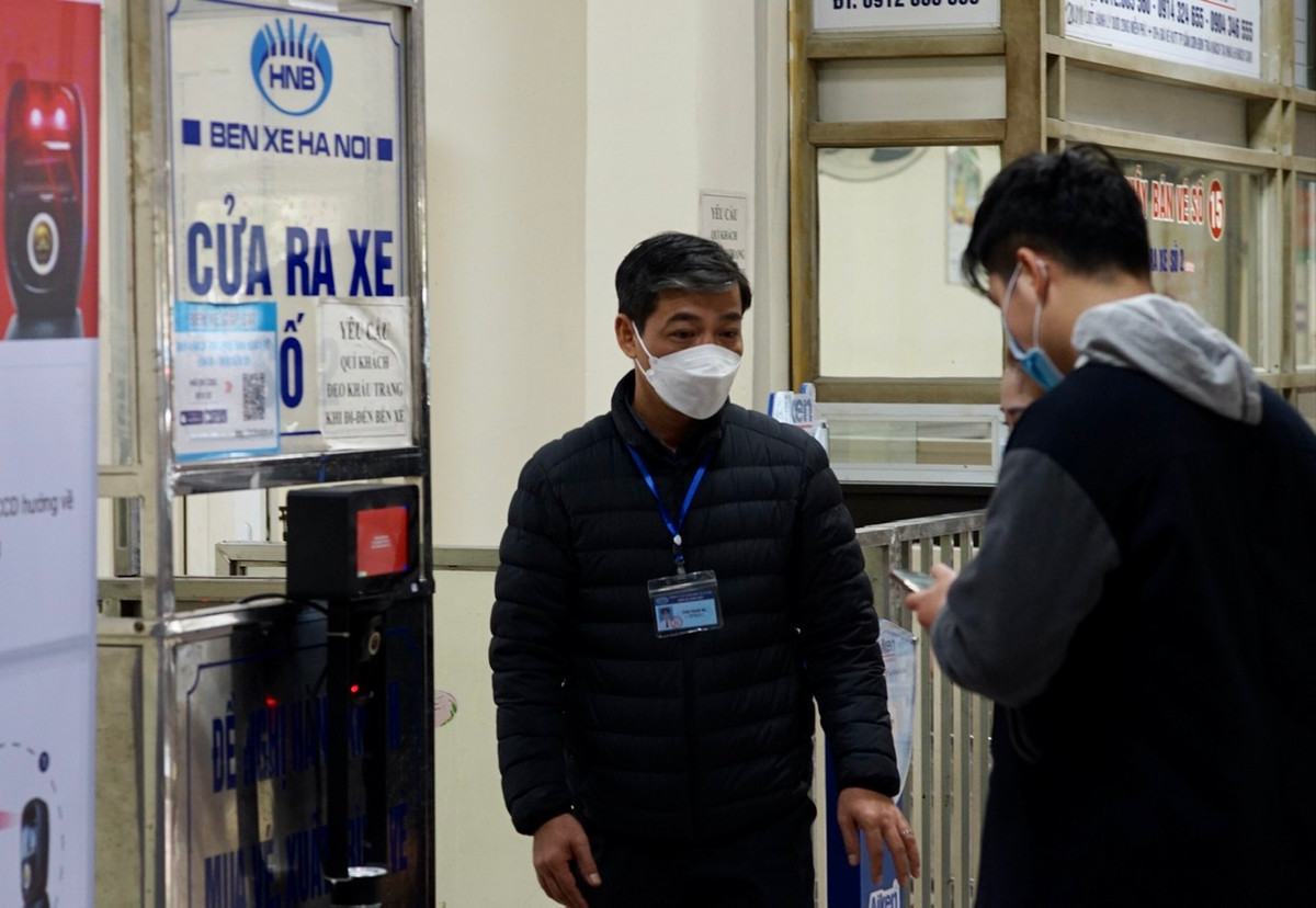 Tuy nhiên, nhiều khách vẫn còn lúng túng trong việc khai báo y tế qua quét mã QR do hệ thống tiêm chủng chưa cập nhật đủ mũi tiêm.