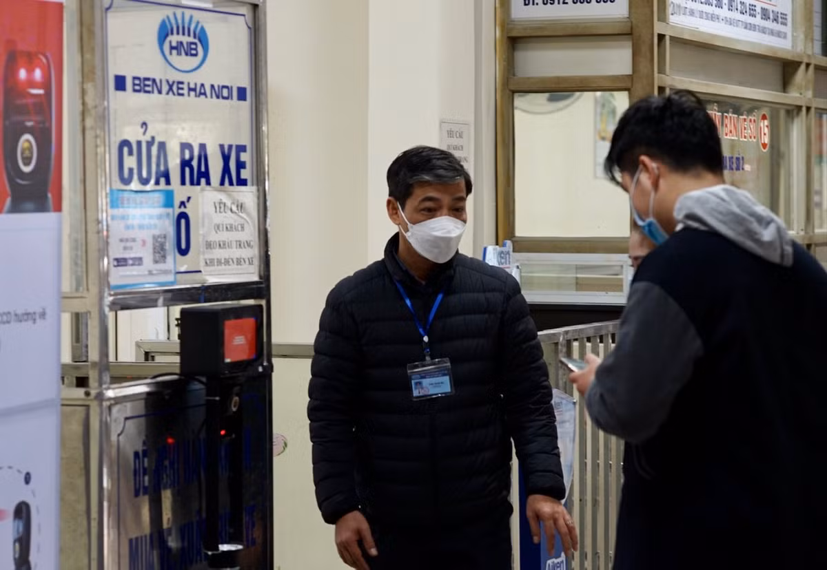 Tuy nhiên, nhiều khách vẫn còn lúng túng trong việc khai báo y tế qua quét mã QR do hệ thống tiêm chủng chưa cập nhật đủ mũi tiêm.