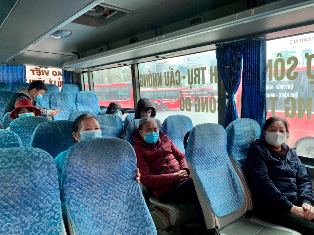 Trên mỗi chuyến xe hành khách cũng không ngồi kín ghế. Trong sáng nay (27/12), nhiều xe đến giờ rời bến nhưng cũng chỉ có 1 hành khách.