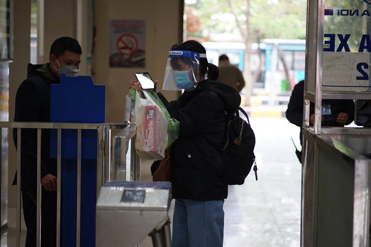 Việc chưa đồng bộ được phương pháp khai báo y tế tại các bến xe khiến hành khách còn gặp lúng túng. Các bến xe đã phải bố trí nhân viên hướng dẫn người dân làm thủ tục để tiếp tục di chuyển.