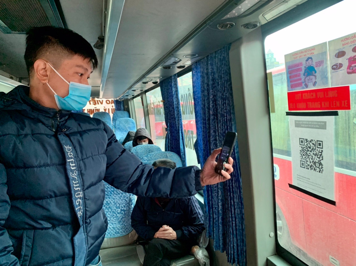 Ngoài khai báo y tế tại bến xe, các nhà xe cũng đang yêu cầu hành khách phải khai báo thêm khi lên xe.