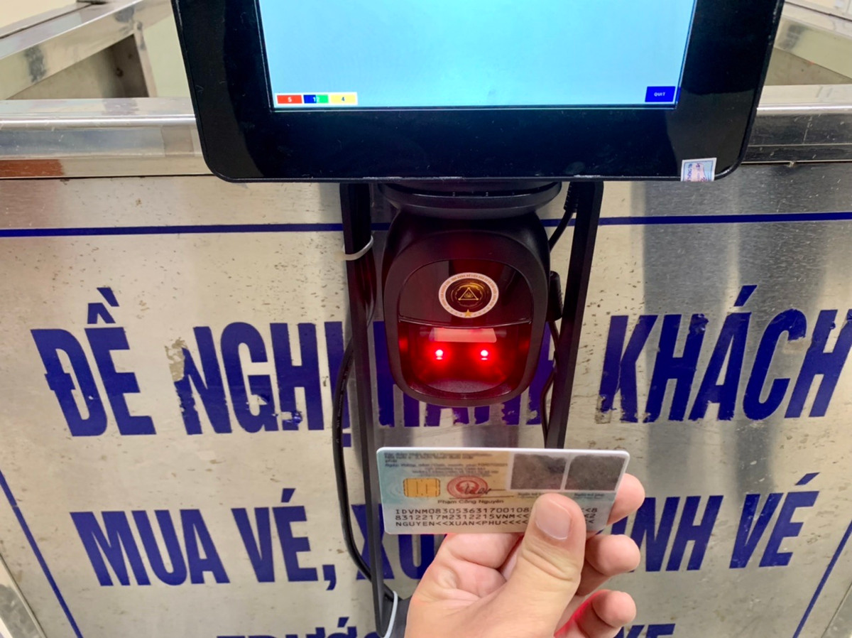 Ngoài ra nhiều hành khách vẫn chưa có thẻ CCCD gắn chip hay smartphone nên phải thực hiện khai báo y tế trực tiếp.