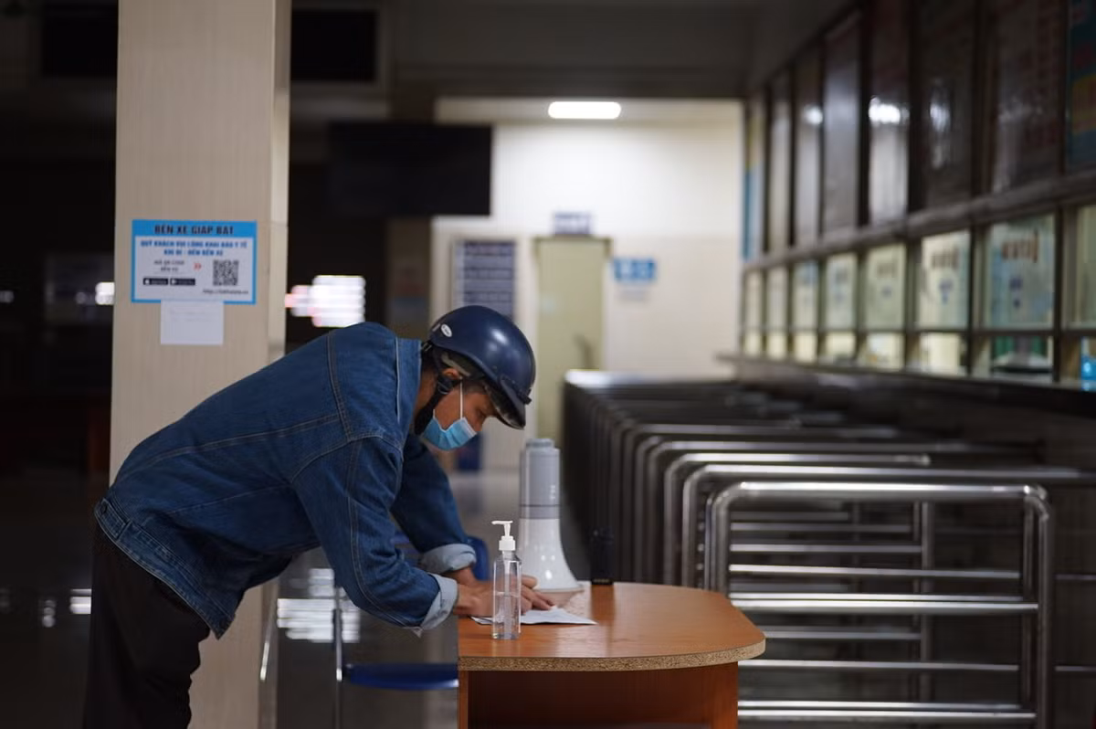 Cách đây 1 tuần, Công an TP Hà Nội cũng đã tiến hành lắp máy quét QR tại các bến xe khách của Hà Nội để hỗ trợ việc khai báo y tế của hành khách.