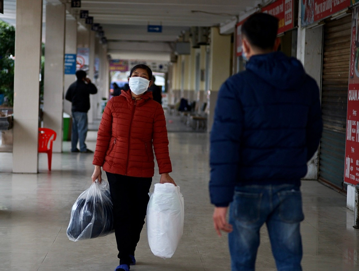 Về tình trạng vắng khách hiện nay, một nhân viên tại Bến xe Giáp Bát cho biết, dịch bệnh COVID-19 khiến người dân ngại đi lại do phải khai báo y tế, làm thủ tục cách ly khi về quên nên nhiều người đã chọn ở lại Hà Nội mà không về quê nghỉ lễ.