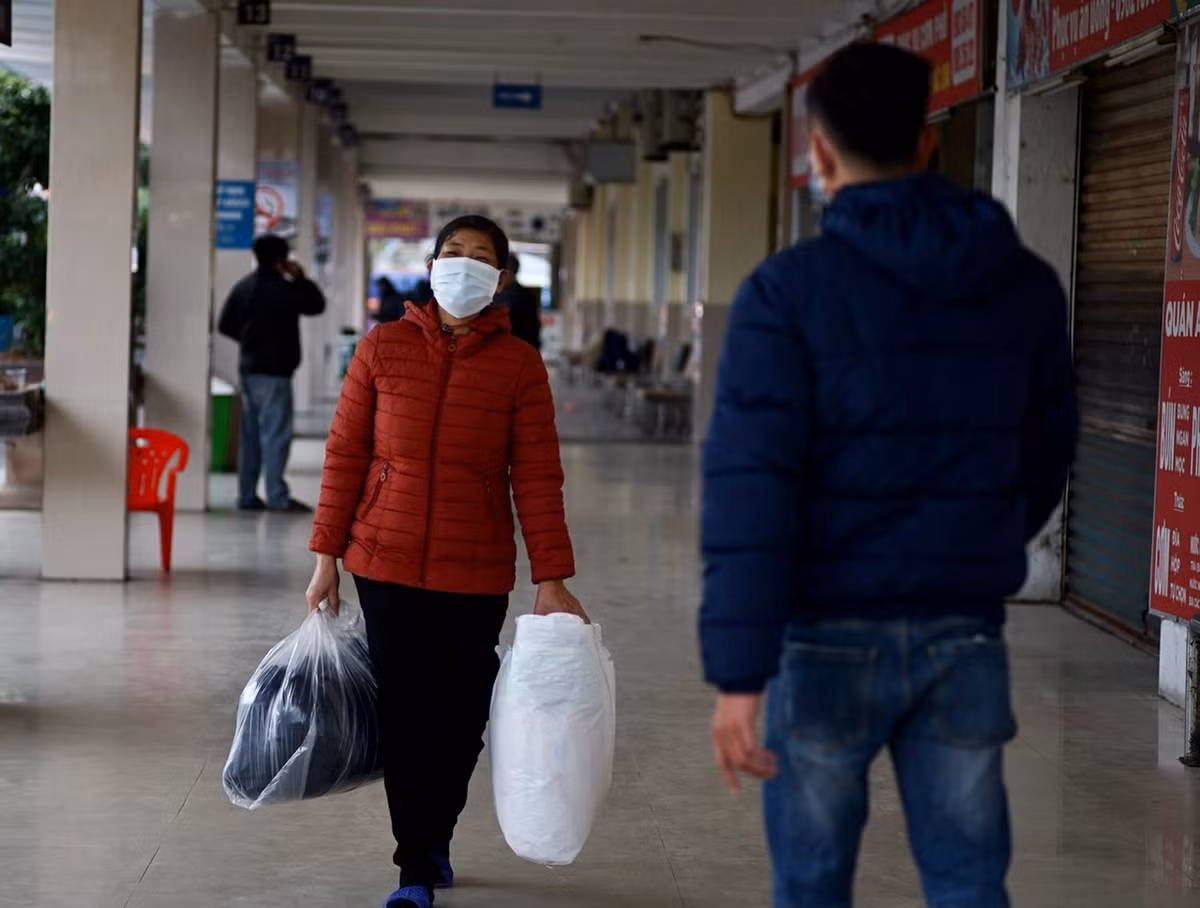 Về tình trạng vắng khách hiện nay, một nhân viên tại Bến xe Giáp Bát cho biết, dịch bệnh COVID-19 khiến người dân ngại đi lại do phải khai báo y tế, làm thủ tục cách ly khi về quên nên nhiều người đã chọn ở lại Hà Nội mà không về quê nghỉ lễ.