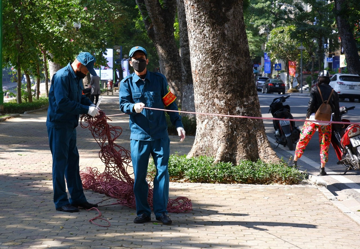 Để hạn chế tập trung đông người, lực lượng chức năng đã tiến hành chăng dây, phong toả vườn hoa, công viên để hạn chế người dân ra đường.