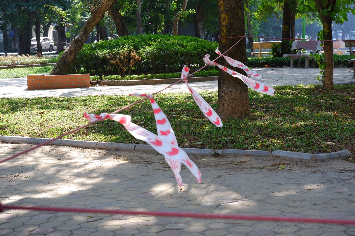 Sau quận Đống Đa, đến lượt quận Hai Bà Trưng và một số phường của quận Hoàn Kiếm cũng đã nâng cấp độ dịch và áp dụng các biện pháp hạn chế tụ tập đông người.